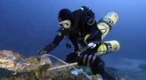 diver-securing-an-artifact