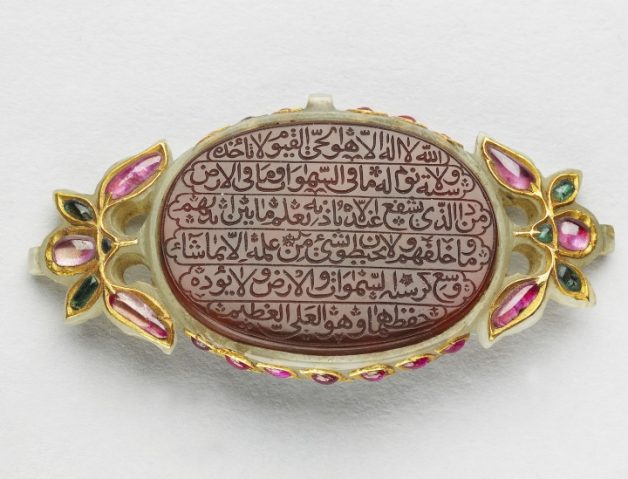Amulet (India, late-17th to early-18th century), Cornelian inscribed and jade inlaid with gold and inset with emeralds and rubies (© Ashmolean Museum, University of Oxford) 