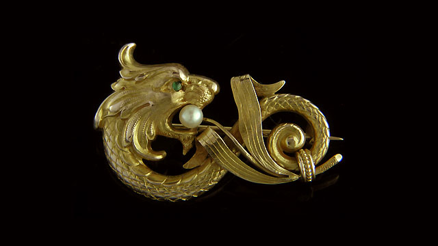 Gold lion-serpent brooch