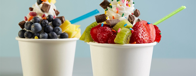 Frozen yogurt with toppings